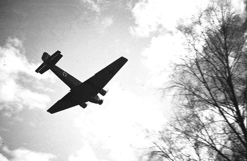 Bildet viser et tysk transportfly over Fornebu. Tyske fly fløy inn over Norge 9. april 1940.