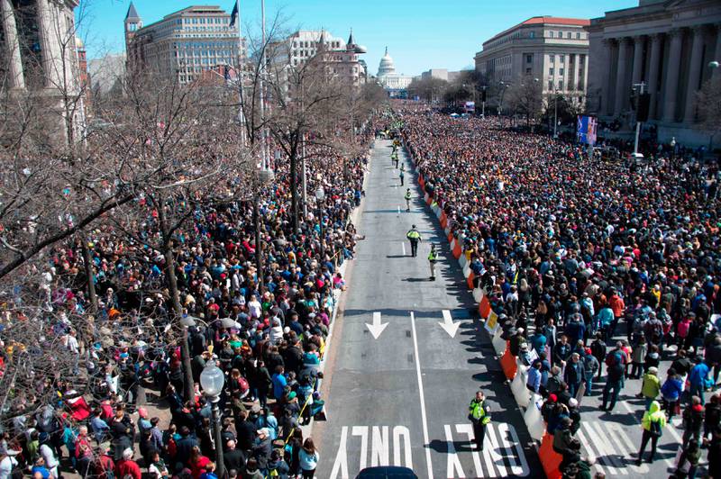 Bildet viser folk som protesterer i Washington DC under March for Our Lives i USA.