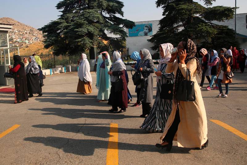 Bildet viser en gruppe kvinner som skal delta på loya jirga i Kabul i august 2020. De har sjal på hodet og lange kjoler. De skal være med på å bestemme om landet skal løslate Taliban-fanger for å få fart på arbeidet med en fredsavtale.