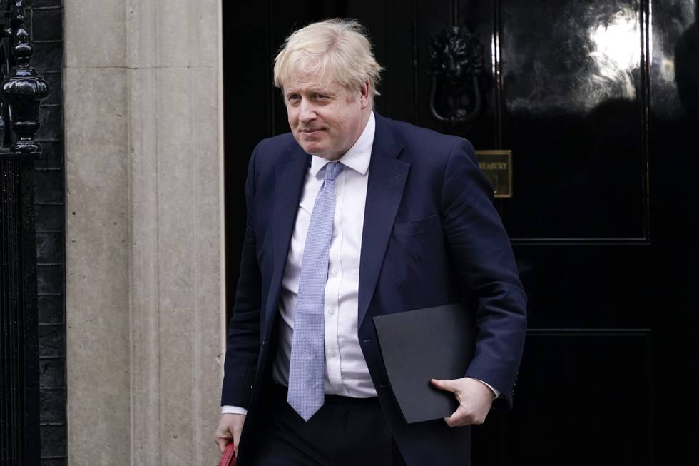 Boris Johnson på vei til parlamentet for å uttale seg om granskningen etter festbråket i statsministerboligen. Foto: Alberto Pezzali / AP / NTB