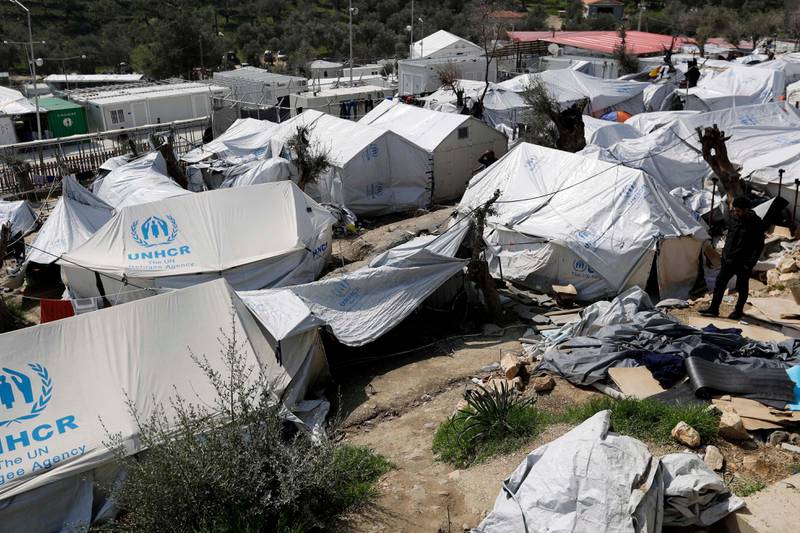 Bildet viser grå telt som står tett i tett i flyktningleiren Moria. Bildet er fra i fjor. Nå er leiren enda fullere. 
