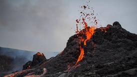 Folk strømmer til for å se vulkan-utbrudd på Island