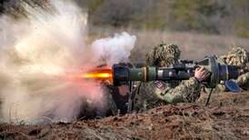 Norge vurderer om vi skal sende våpen til Ukraina