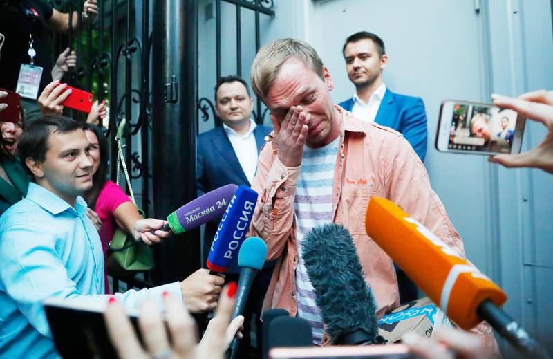 Bildet viser journalisten Ivan Golunov foran en forsamling.
