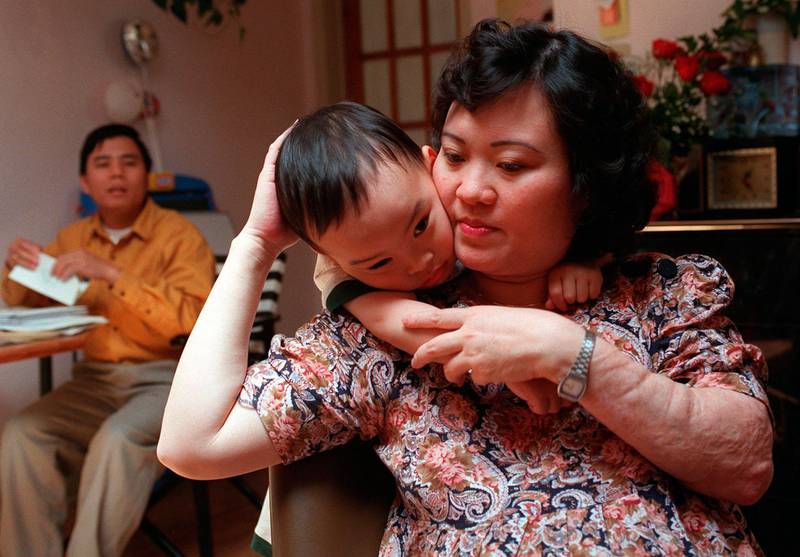 Bildet viser Kim Phuc som klemmer sønnen på tre år.