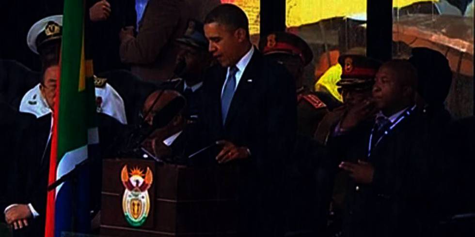 Bildet viser Barack Obama som taler på minne-seremonien for Nelson Mandela i Sør-Afrika. De døve sier at døvetolken Thamasanqa Jantjie bare viftet med armene på minne-seremonien for Nelson Mandela i Sør-Afrika. Døvetolken sier at han ble syk.