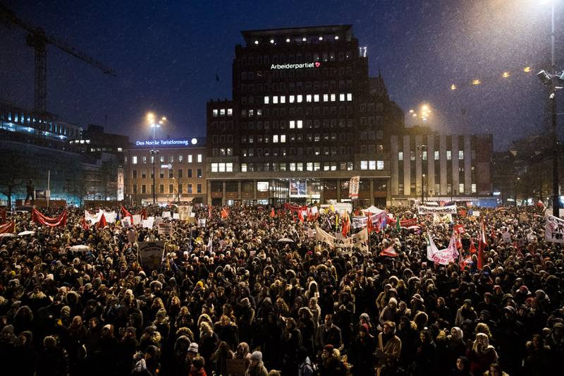 Bildet viser et folkehav på Youngstorget i Oslo under kvinnedagen i 2017.