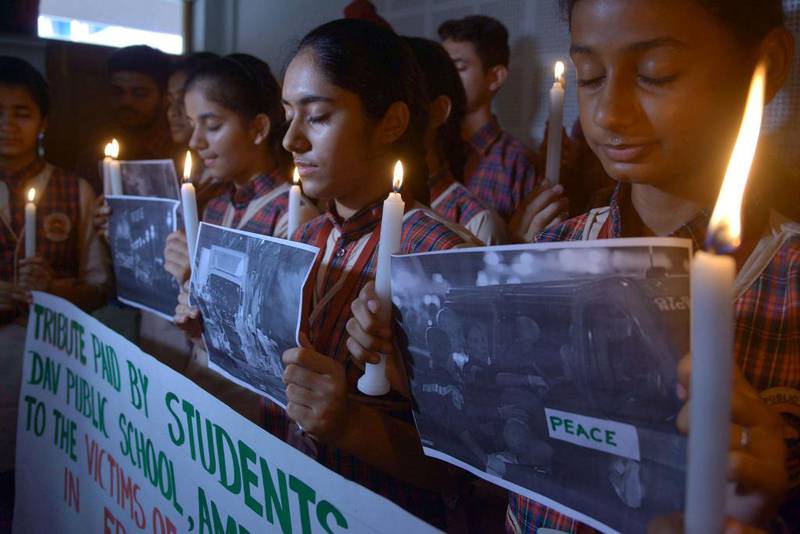 Bildet viser elever i India. De har tent lys for ofrene etter terroren i Nice i Frankrike.