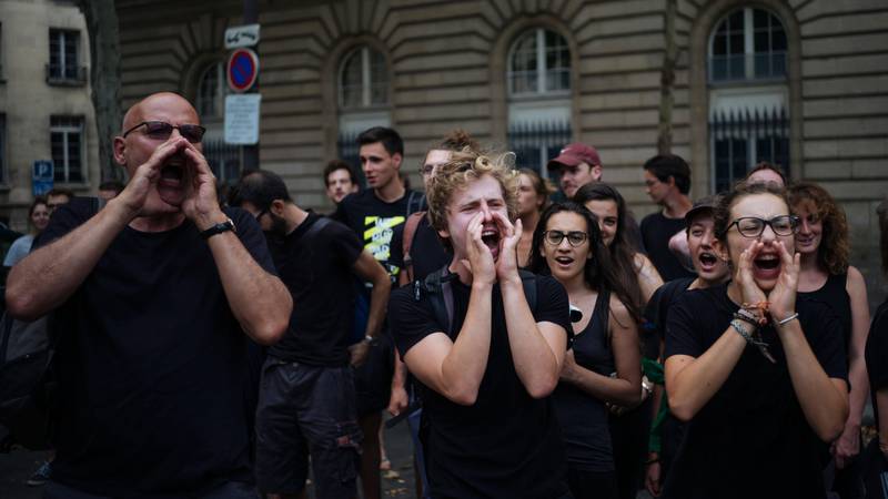 Bildet viser regnskog-aktivister som roper i Frankrike.