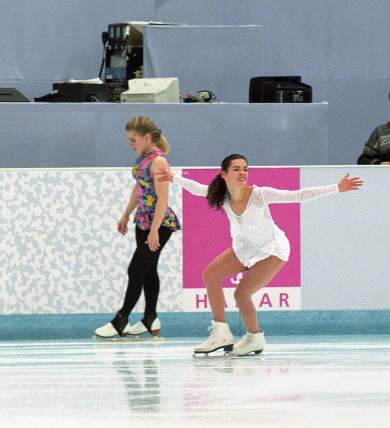 Bildet viser Tonya Harding og Nancy Kerrigan på isen under OL på Lilllehammer.