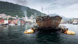 Nå reiser Maud langs kysten av Norge