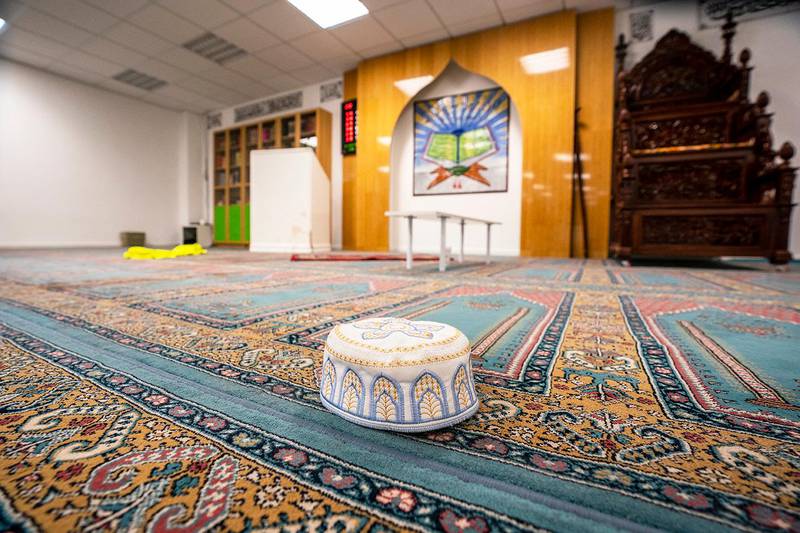 Bildet viser et hodeplagg på gulvet i bønnerommet i Al-Noor-moskeen.