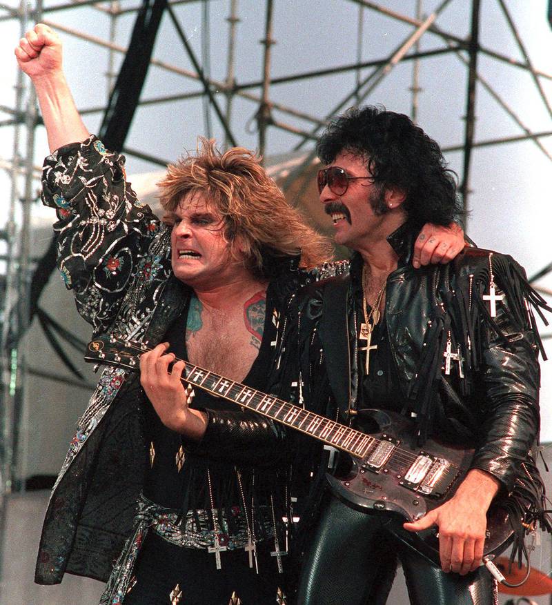 Bildet viser Ozzy Osbourne og Tony Iommi i Black Sabbath ipå scenen i 1985.