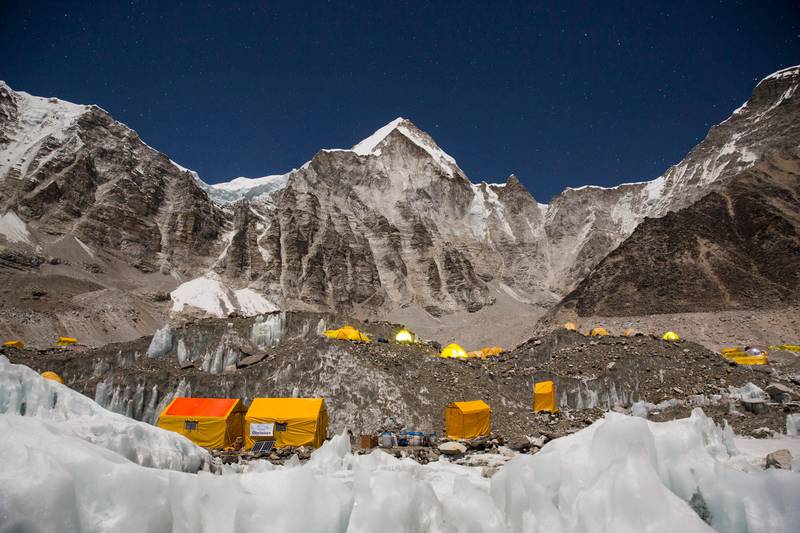 Bildet viser leiren der folk bor på vei opp til Mount Everest. 