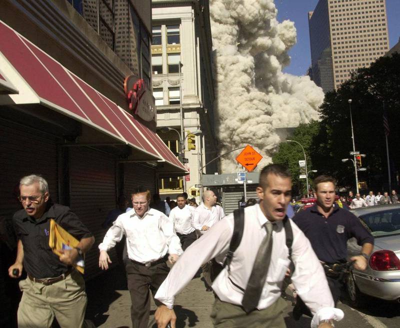 Bildet viser flere folk som løper i gatene i New York. De løper for livet. Da bygningene falt sammen, ble store områder dekket av støv.
