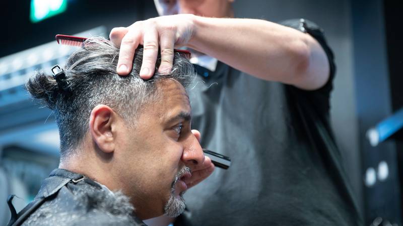 Bildet viser kulturminister Abid Raja som klipper seg hos frisøren.
