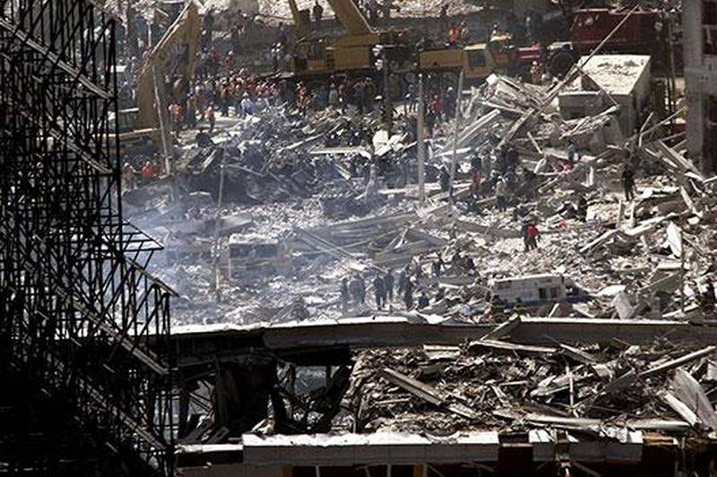 Bildet viser ruinene av World Trade Center. Flere hundre hjelpearbeidere lette etter overlevende i ruinene.