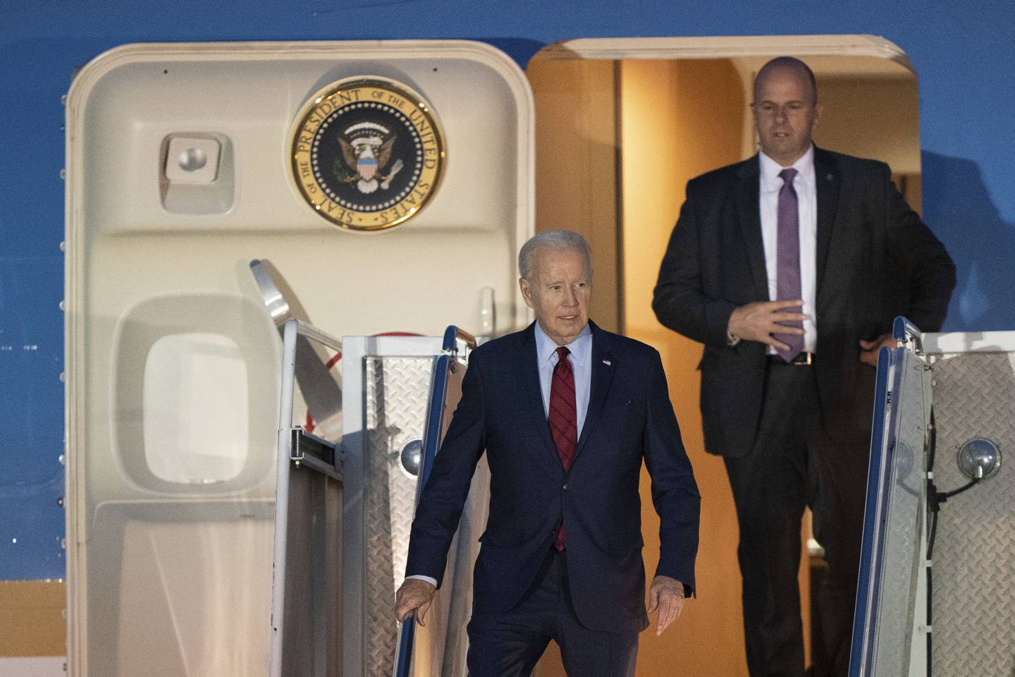 Bildet viser USAs president Joe Biden som går ut av et fly.