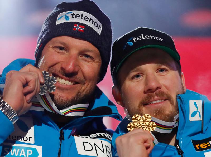 Bildet viser Aksel Lund Svindal og Kjetil Jansrud. De viser fram VM-medaljene sine.
