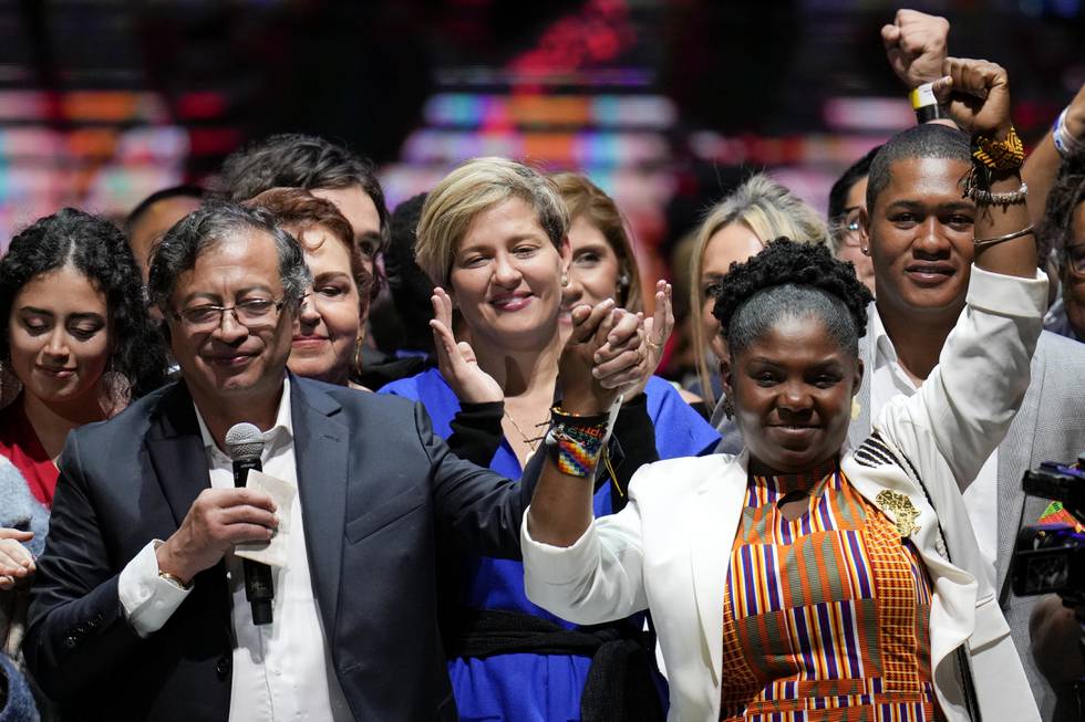 Gustavo Petro og hans visepresidentkandidat Francia Márquez jubler over seieren i presidentvalget. Bak ham står hans kone Veronica Alcocer. Foto: Fernando Vergara / AP / NTB