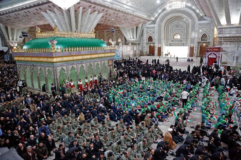 Bildet viser folk som ber foran krypten til Khomeini.