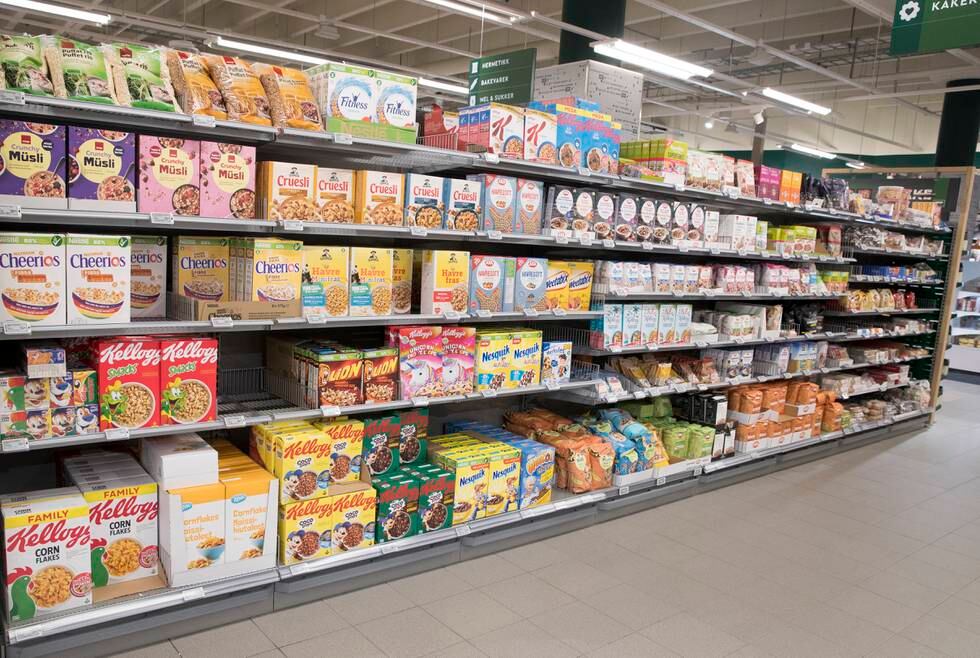 Bilder viser matvarer i en butikk. De tre store dagligvare-kjedene i Norge er Norgesgruppen, Coop og Rema. De blir pålagt å gi en saklig begrunnelse for forskjeller i priser til sine leverandører.