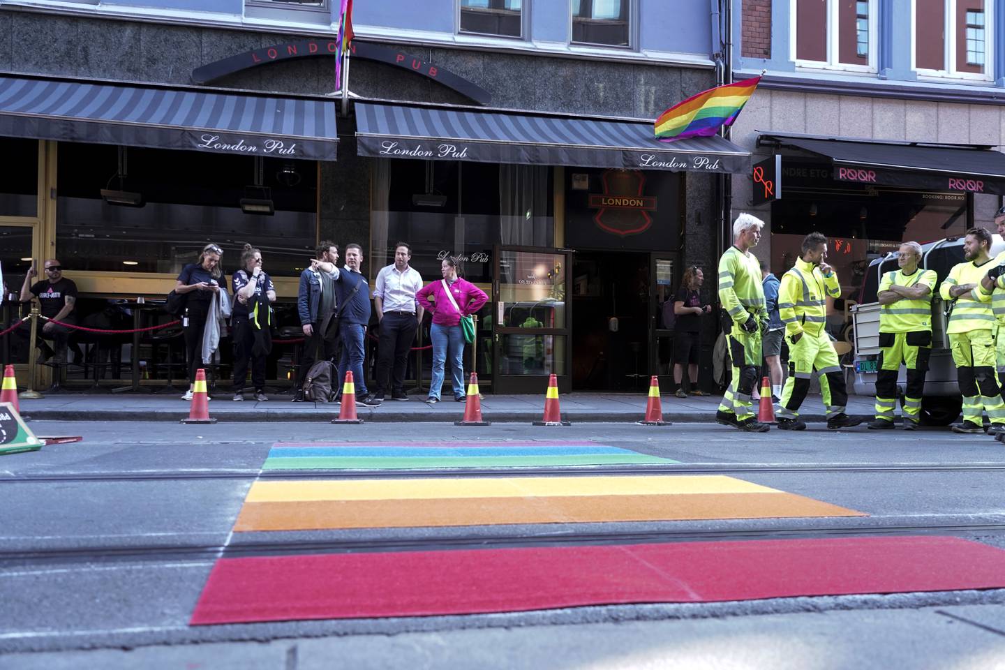 Hele gata skal farges i regnbuefarger, og dette skal stå klart til helgen. Da blir det arrangert både regnbuetog og solidaritetsmarkering.
Foto: Terje Pedersen / NTB