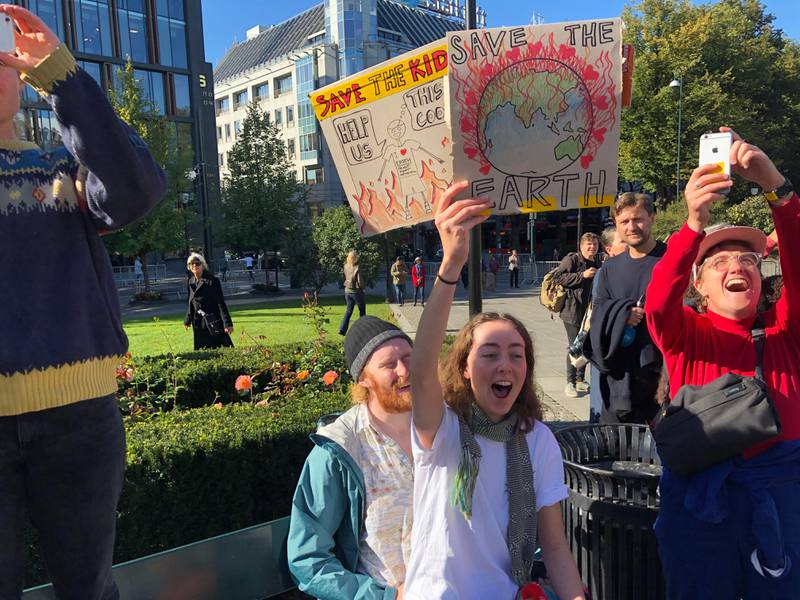 Bildet viser Giselle Penny og Luke Petersen som brøler for klimaet under demonstrasjonen. 
