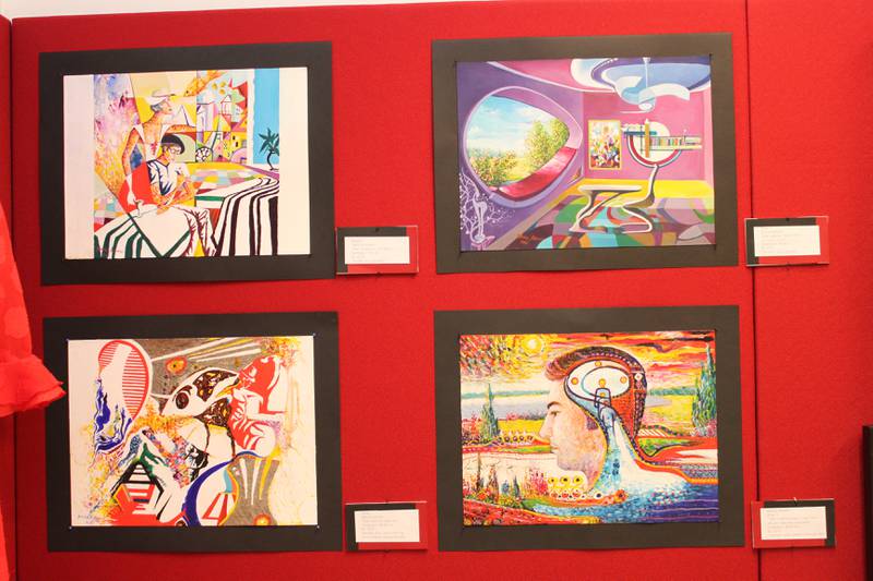 Bildet viser fire malerier av Behroz Adhemi. 