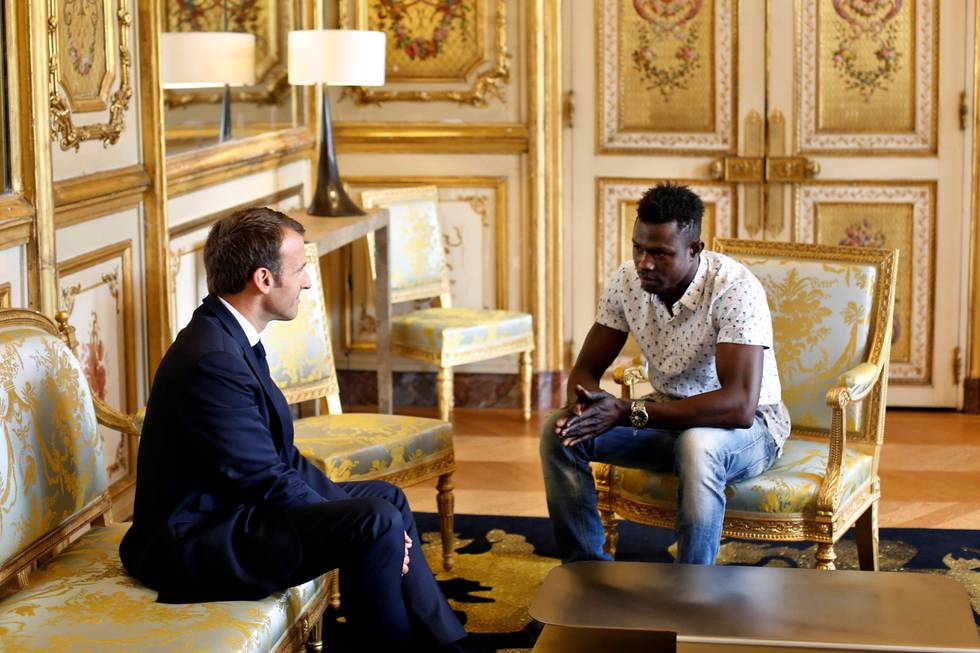 Bildet viser helten Mamoudou Gassama som snakker med president Emmanuel Macron i Frankrike.