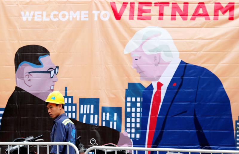 Bildet viser en plakat av Donald Trump og Kim Jong-un. Det er en tegning som viser at de håndhilser.
