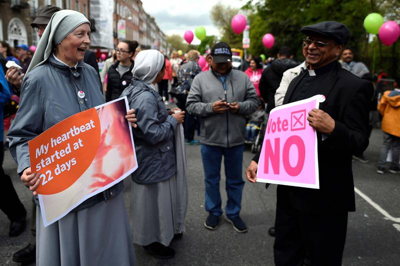 Biletet viser ei nonne og ein prest. Den katolske kyrkja vil framleis ha forbod mot abort i Irland.