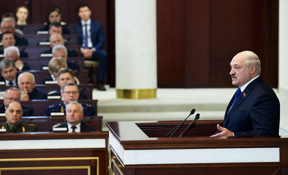 Bildet viser Aleksandr Lukasjenko som snakker til nasjonalforsamlingen i Hviterussland.