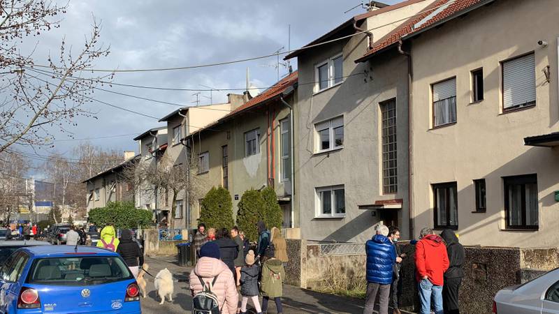 Bildet viser folk i gatene i Kroatia etter et jordskjelv.