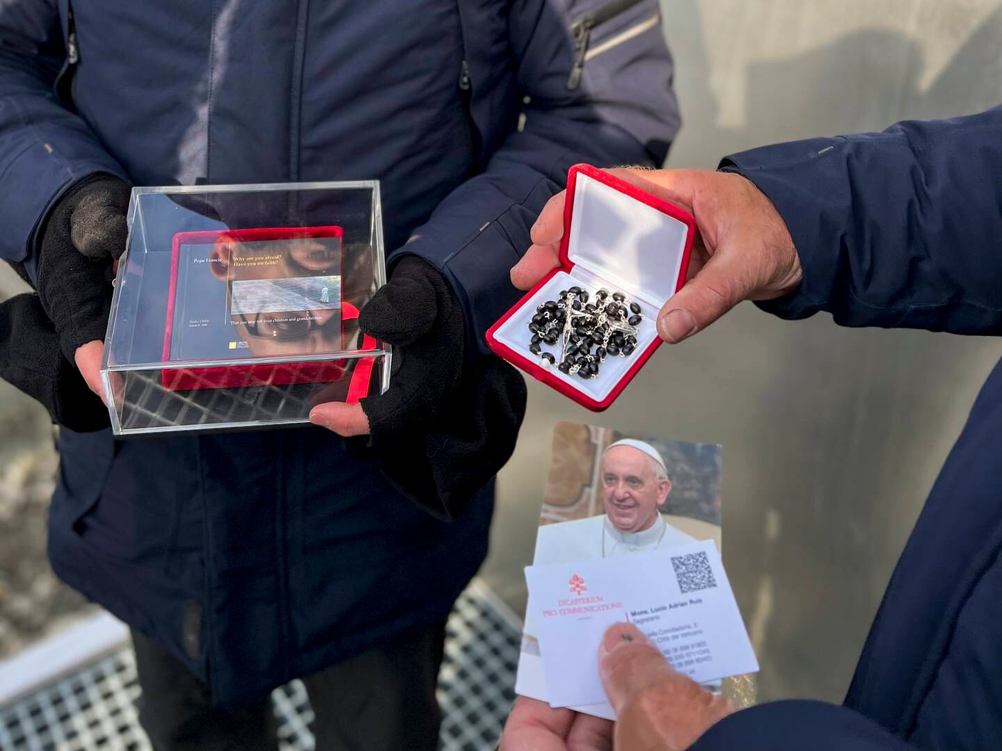 Michael Haddad overleverte frø og en hilsen fra paven. Foto: Oda Steen / UNDP / NTB