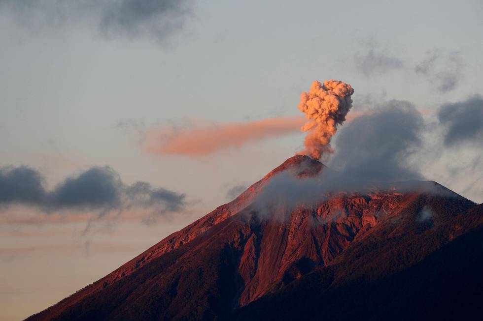Bildet viser vulkanen Volcán de Fuego i Guatemala. Røyk stiger opp av krateret. Vulkanen kan snart få et utbrudd. 