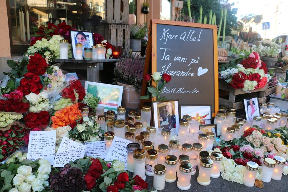 Bildet viser blomstene som er lagt der mannen ble drept på Bislett i Oslo.