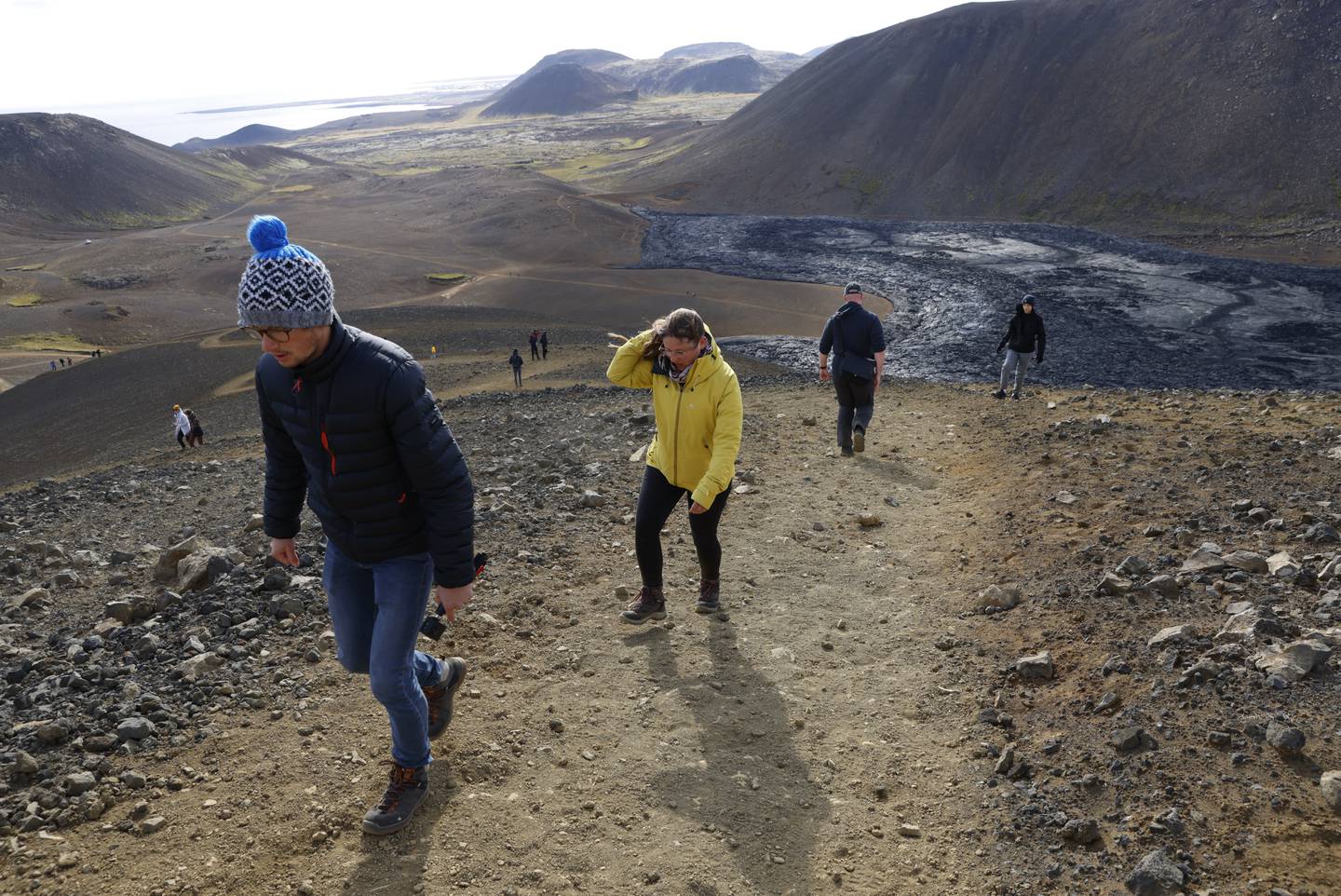 Flere tok beina fatt for å se på vulkanutbruddet på Island onsdag. Foto: Brynjar Gunnarsson / AP / NTB