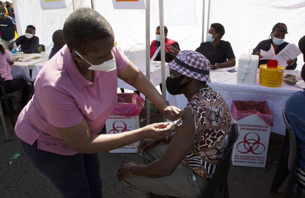 WHO frykter at vaksinemangel kan føre til at deler av Afrika blir yngleplasser for vaksineresistente virusvarianter. Her settes en vaksinedose i Soweto i Sør-Afrika. Foto: Denis Farrell / AP / NTB