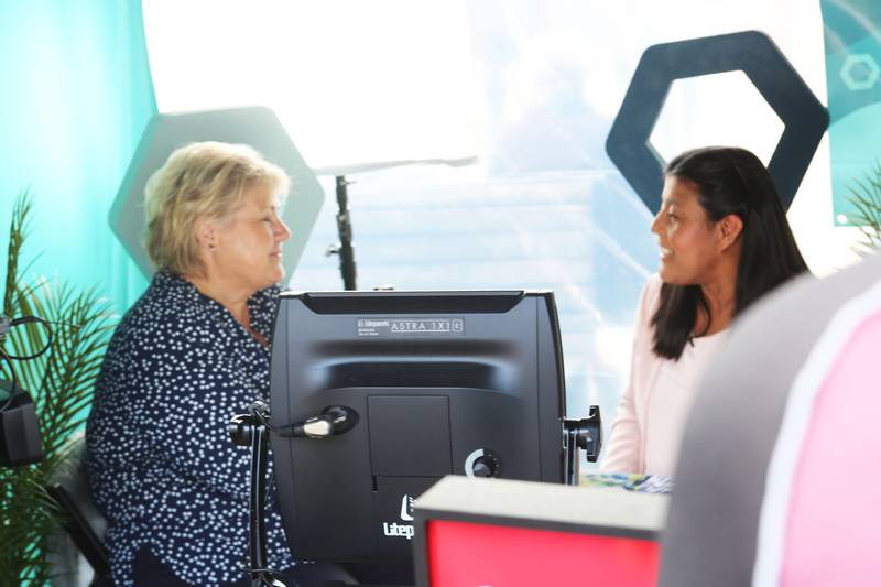 Bildet viser statsminister Erna Solberg som sitter i intervju med Isabel Aanes fra TV Bra.