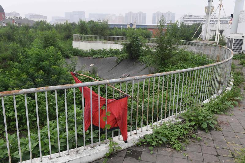 Bildet viser en overgrodd BMX-bane i Beijing i Kina.