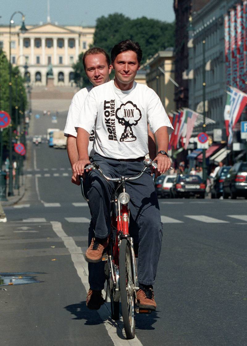Bildet viser Jens Stoltenberg og Trond Giske sammen på tandemsykkel.