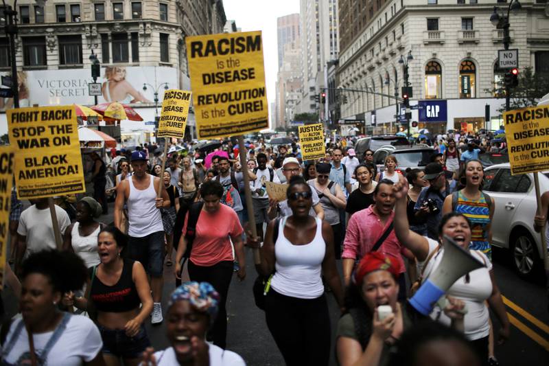 Bildet viser et demonstrasjonstog i New York. Folk protesterer mot politivold.