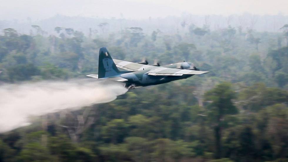 Bildet viser et Hercules-fly som slokker branner i Amazonas.