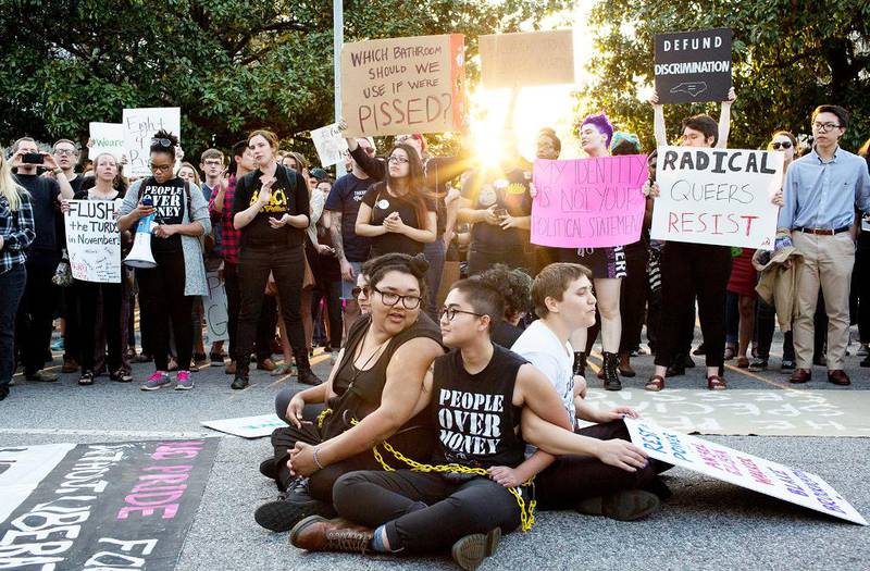 Bildet viser folk som protesterer i byen Raleigh foran huset til guvernøren av Nord-Carolina.