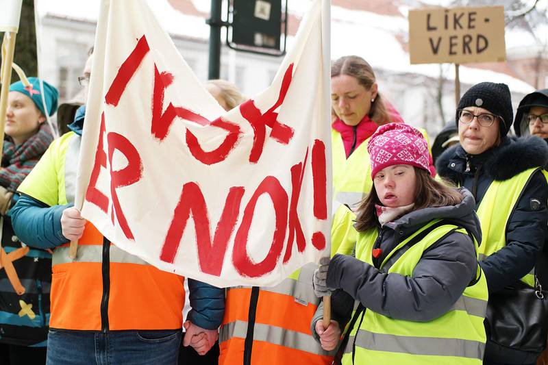 Bildet viser folk med plakater. De protester mot kutt i tilbudet til utviklingshemmede i Trondheim kommune.