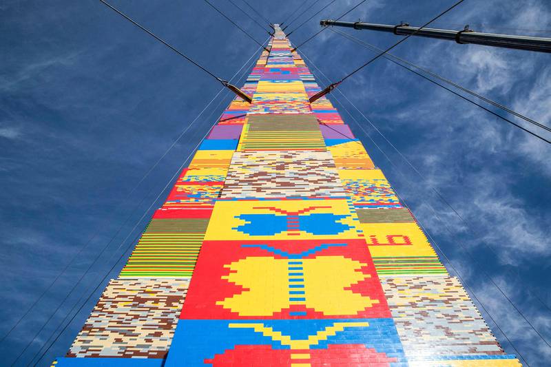 Bildet viser det 36 meter høye tårnet av Lego.