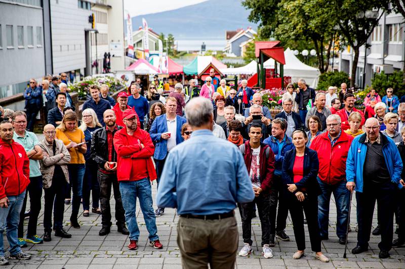 Bildet viser mange mennesker samlet foran Jonas Gahr Støre. Han står med ryggen til.