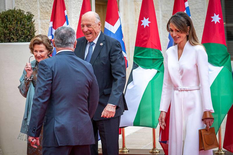 Bildet viser dronning Sonja og kong Harald som hilser på Jordans konge og dronning. 