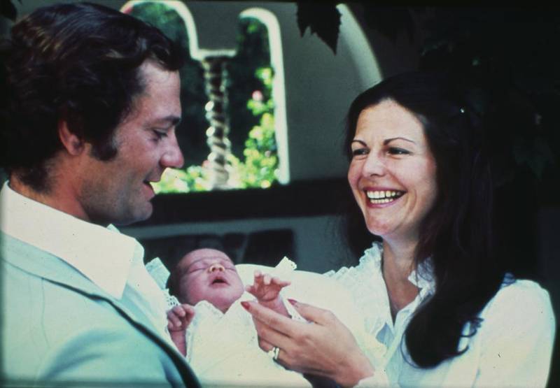 Bildet viser Victoria et par uker gammel. Hun vises fram av foreldrene kong Carl Gustaf og dronning Silvia. 